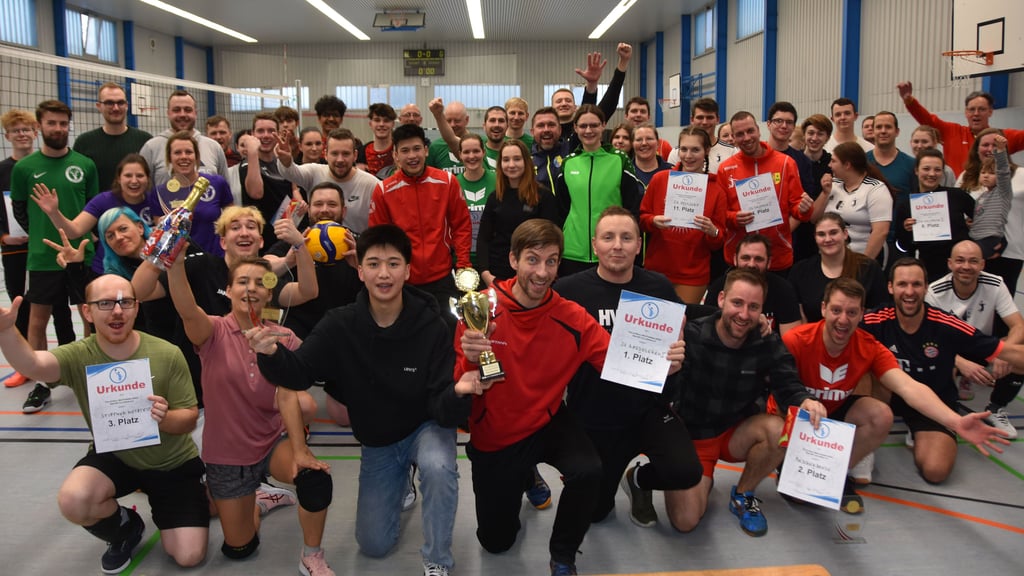 Über den Siegerpokal freut sich das Volleyball-Team I aus Gardelegen. Verlierer hat es beim Turnier in Calvörde nicht gegeben, denn wohl alle Frauen, Männer und Jugendliche hatten sichtlich Spaß bei der Balljagd am Netz.