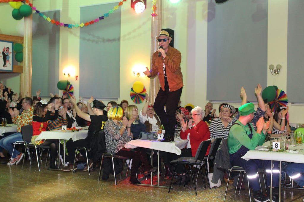 Martin Zimmermann sorgt beim Lindauer Karneval für Stimmung im Saal. In seinem Medley blieb er nicht nur den Schlagern treu, sondern machte auch einen Abstecher in den Rock'n Roll.
