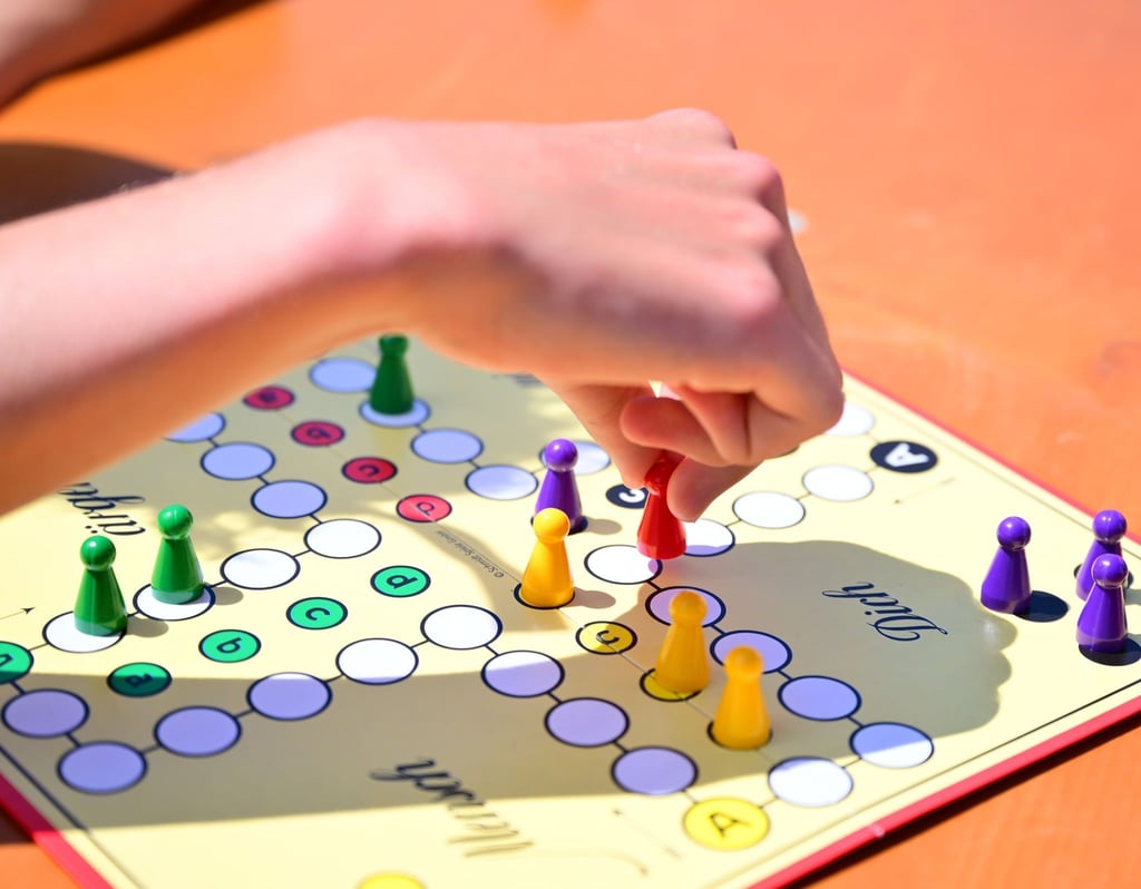 Ein generationsübergreifendes Spiel mit einfachen Regeln: „Mensch ärgere dich nicht“.