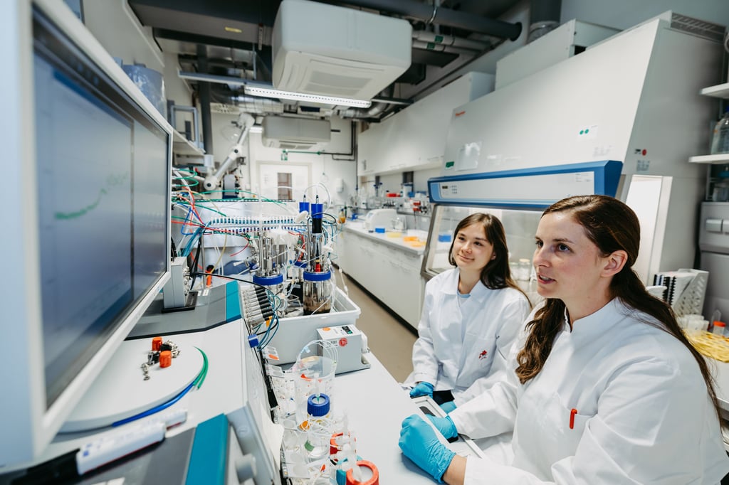 Stefanie Duvigneau (rechts) und Mitarbeiterin Anna-Sophie Neumann  bei der Arbeit am Bio-Reaktor.