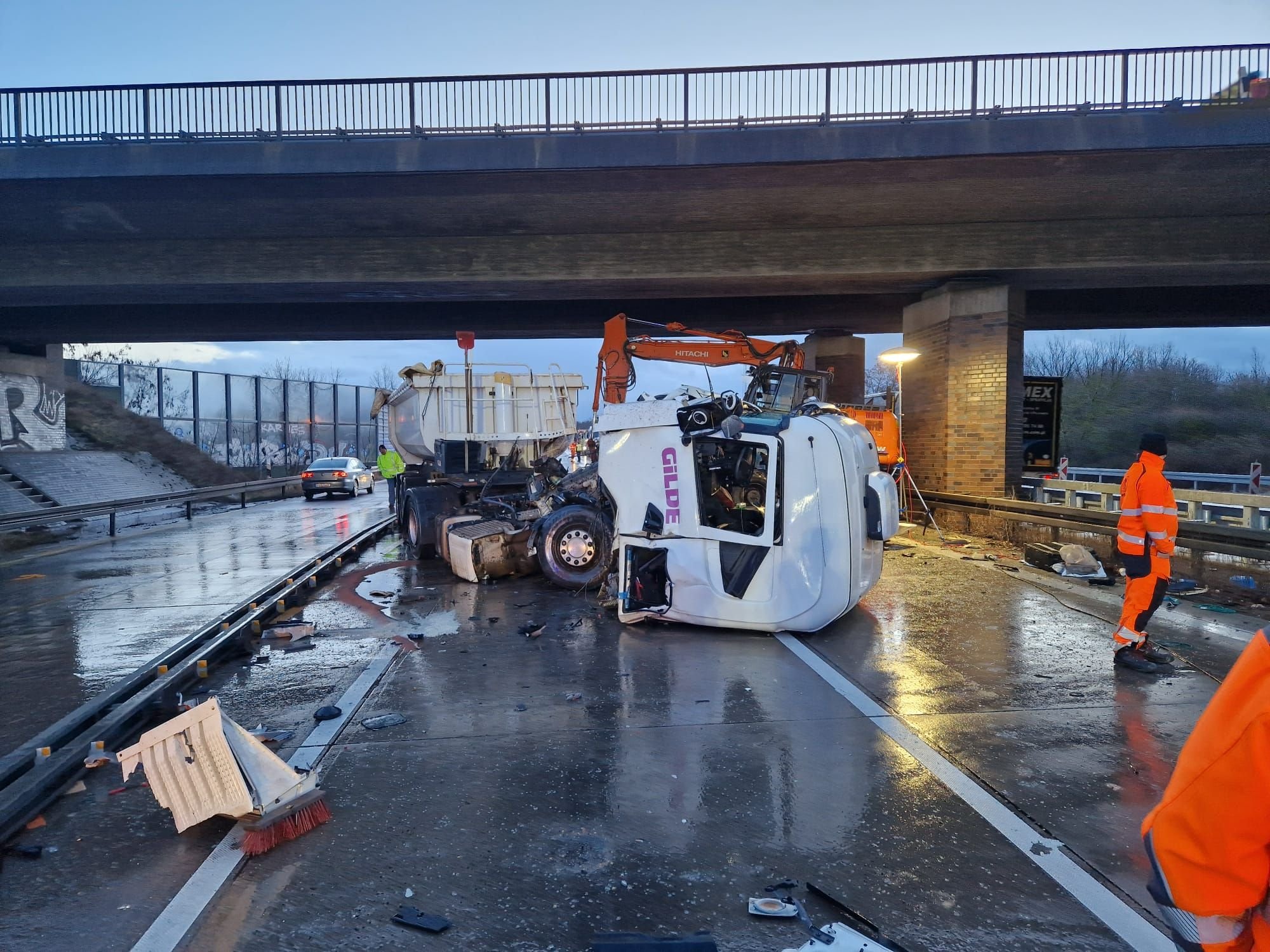 Lkw Kracht Auf A2 Bei Burg In Bagger - Fahrer Schwer Verletzt