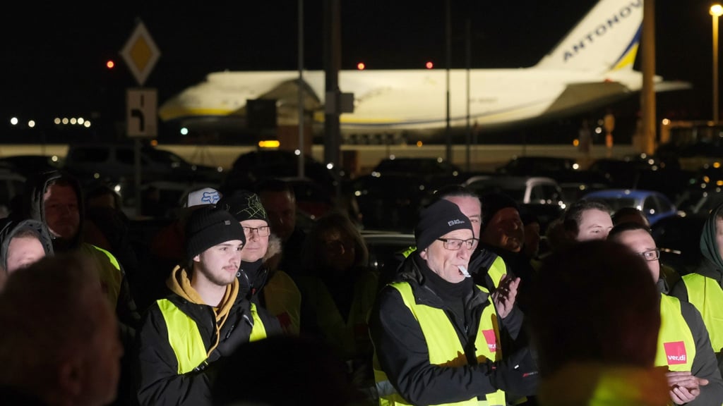 Beschäftigte der Mitteldeutschen Flughafen AG versammeln sich am Flughafen Leipzig-Halle.