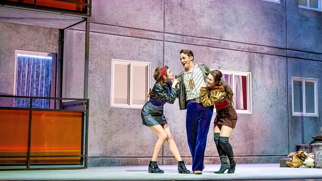 Ein begehrter Mann: Figaro (Andreas Beinhauer) unterwegs in der Plattenbausiedlung