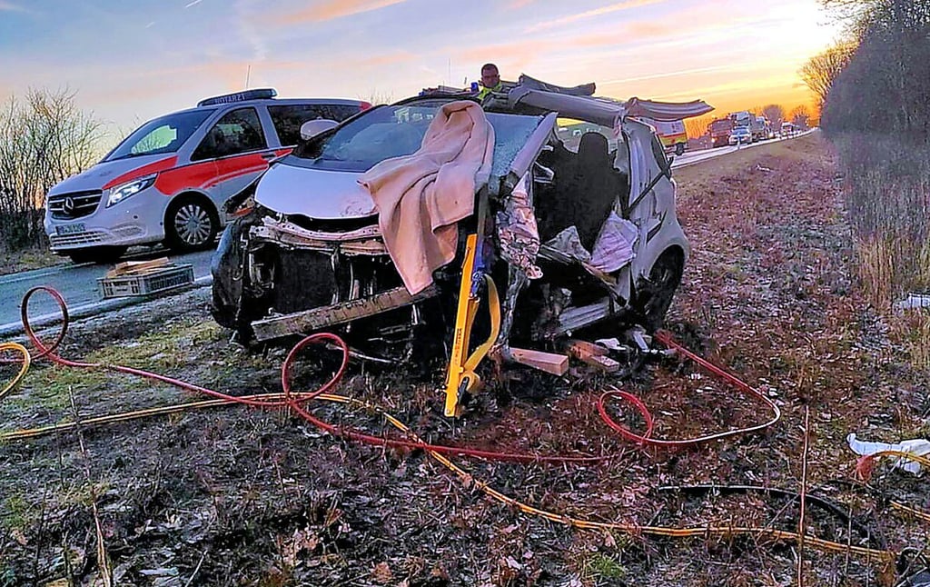 Glatteis führte gestern früh auf der Landesstraße von Unseburg nach Wolmirsleben zu einem schweren Verkehrsunfall.