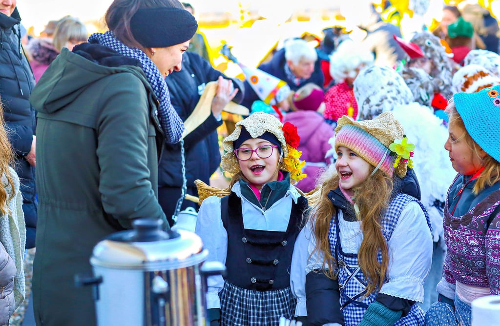 Die kleinen Eierfrauen Ida, Alina und Zoey zogen am Samstag als Teil der Gesellschaft der „Kleinen Lichtmeß“ durch die Spergauer Ortschaft.