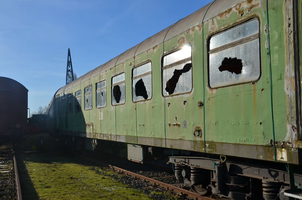 Vom Wagon, der das Spendenbanner für die "Dicke" der Eisenbahnfreunde Staßfurt trägt, warfen Vandalen auf der Rückseite alle Fensterscheiben ein. Allein die Materialbeschaffung würde etwa 7000 Euro kosten.
