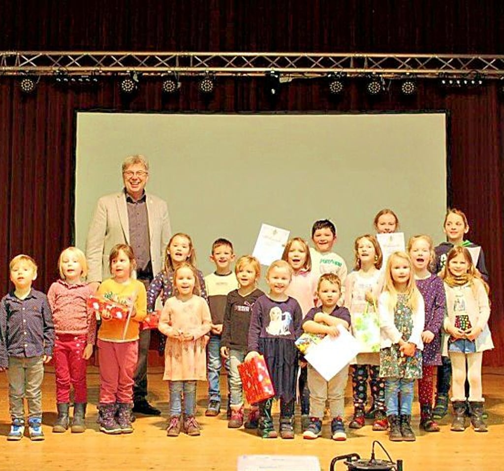 Zum zweiten Mal hat der Kinder-Neujahrsempfang in Hettstedt stattgefunden. Die Kinder wurden für ihr Engagement von Bürgermeister Dirk Fuhlert (parteilos) geehrt.