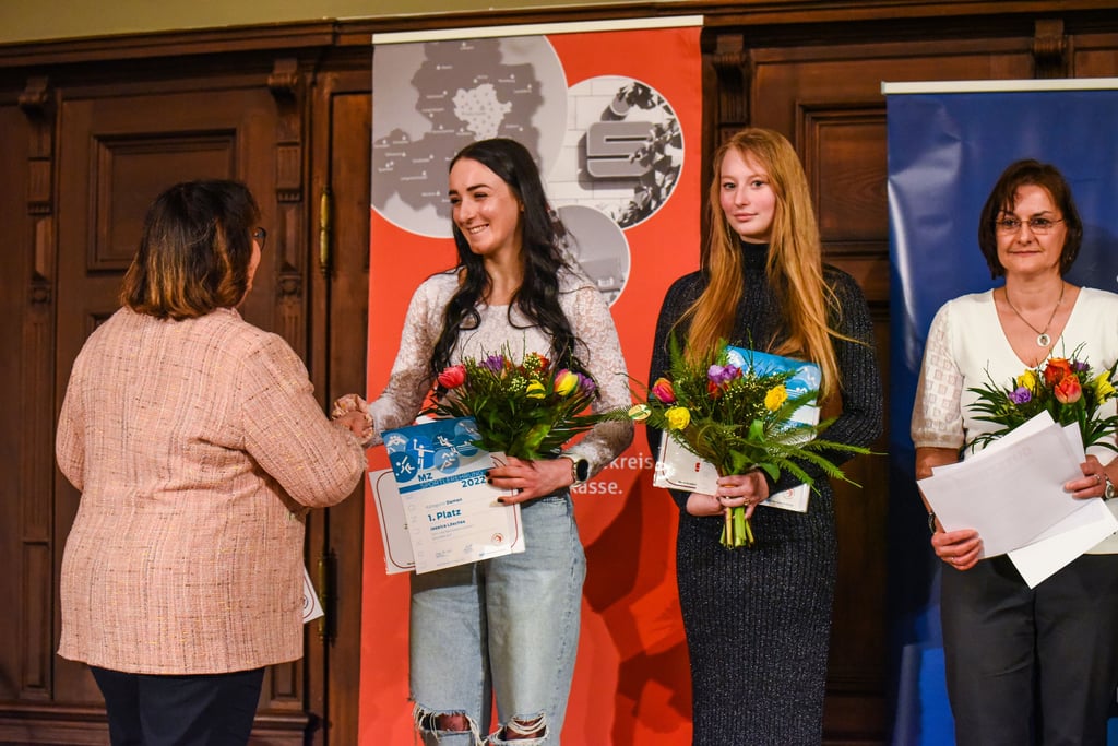Einige Frauen wurden von Angela Heimbach anlässlich der Sportlerwahl 2022 geehrt.