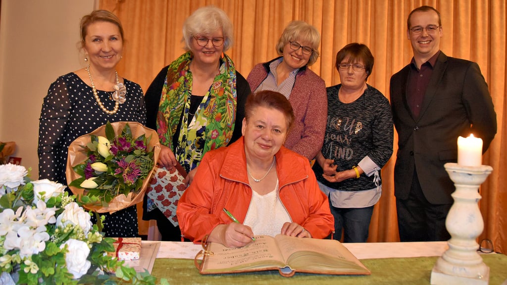 In das Goldene Buch der Stadt Oebisfelde trägt sich Antje Schmidt ein. Zu den Gratulanten der Ehrung zählen Oebisfeldes Ortsbürgermeisterin Bogumila Jacksch (v.l.), sowie als Vertreter der Kirchengemeinde Antje Rein, Petra Schrader, Birgit Barnieck und Sven Groneberg.