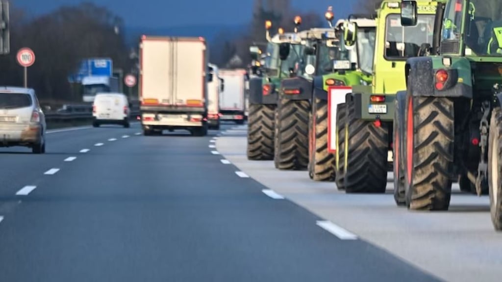 Traktoren haben nach Bauernprotesten in Magdeburg den Verkehr auf der A2 und A14 ausgebremst. Die Polizei schritt ein.