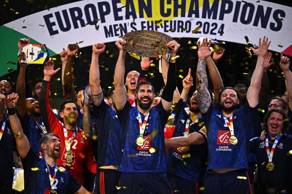 Frankreichs Star Nikola Karabatic (M) jubelt mit der EM-Trophäe.