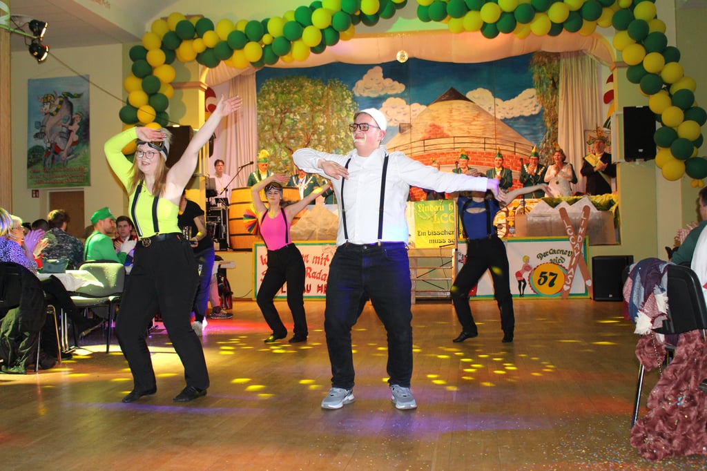 Eine Apres-Ski-Party feierten die Lindavias. In Skiklamotten  wurde getanzt.