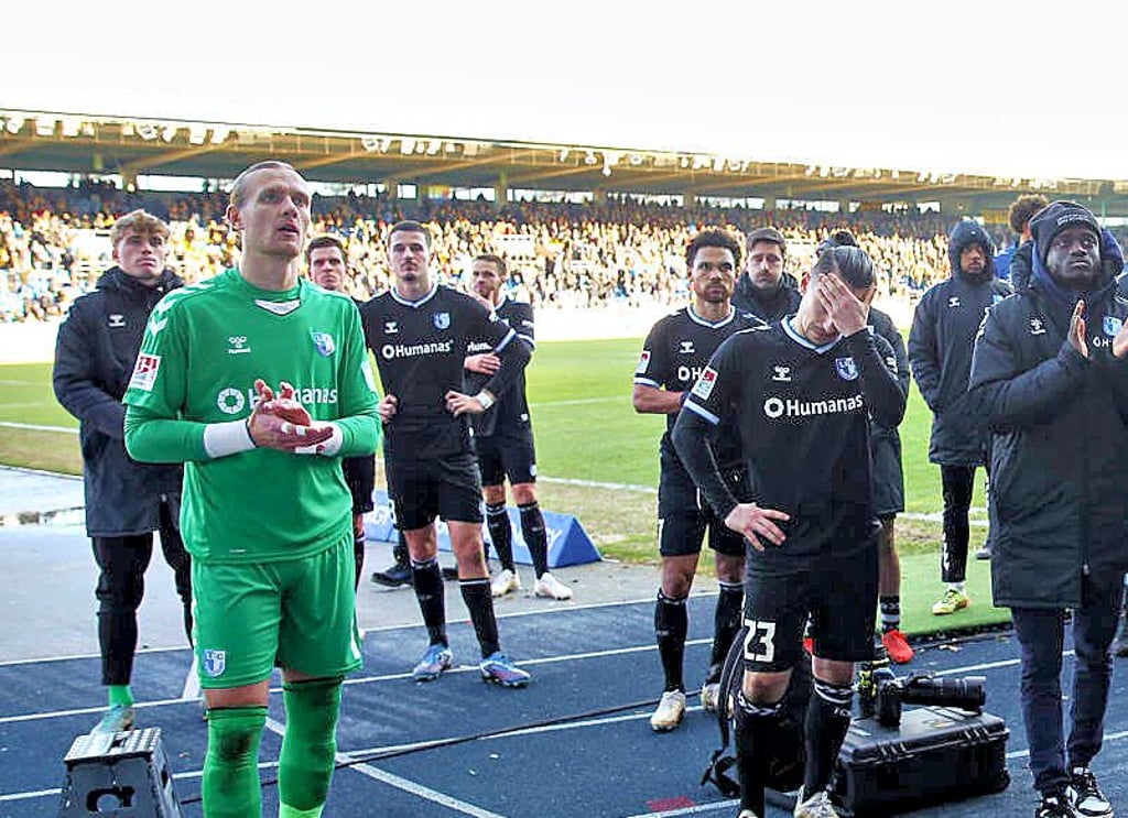Sichtlich mitgenommen: FCM-Akteur Baris Atik und seine Mitspieler.