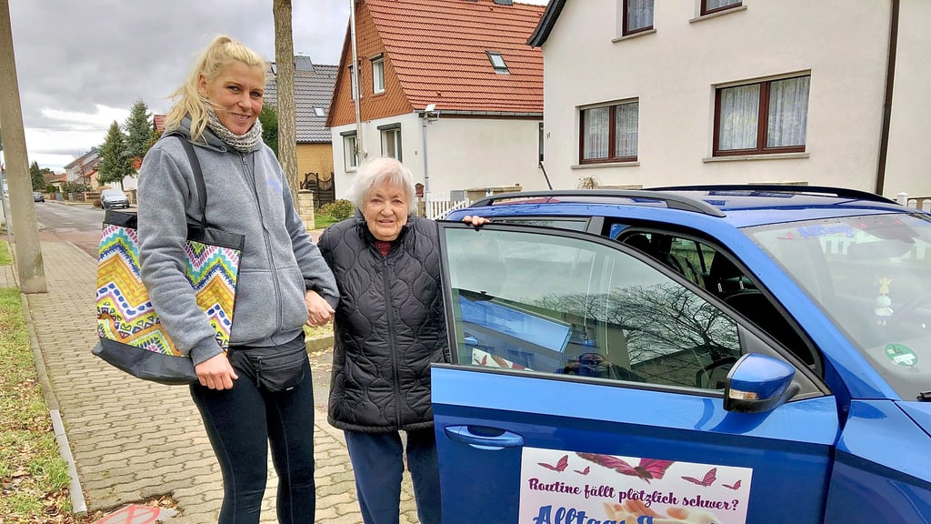 Seniorin Marianne Görtz (r.) nutzt die Hilfe von „Alltagsengel“ Sandra Schweigel (l.) gern für Einkaufsfahrten.