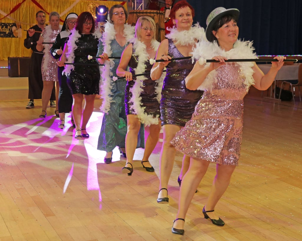 Wandlungsfähig wie eh und je: Auf der Bühne legte das MKK Altweiberballett die Verwandlung von frommen Sister-Act-Nonnen in glamouröse Ladies im  20er-Jahre-Look hin. Da steppte nicht nur der Bär. 