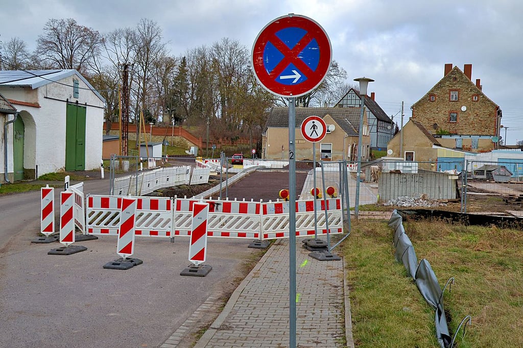 Aktuell ruhen in Sülldorf die Arbeiten am Neubau der Brücke.