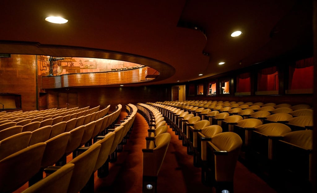 Blick in den Zuschauerraum in einem Theater.
