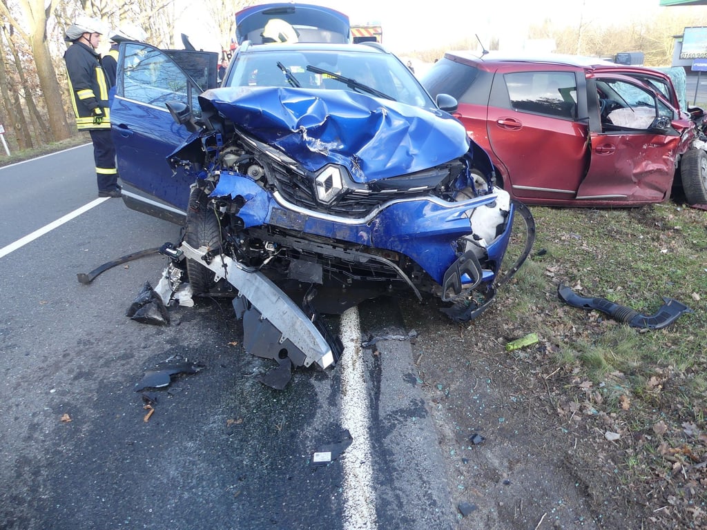 Auf der L8 in Diesdorf sind zwei Autos frontal zusammengestoßen, so die Polizei.