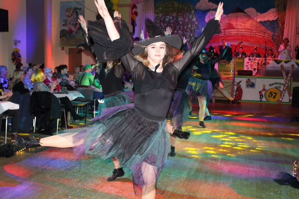 Voll verhext zeigten sich die Flotten Karotten bei ihrem Hexentanz. Die Besen schwangen sie nur am Anfang, um dann ohne weiter herum zu wirbeln.