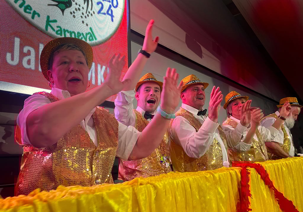 Wenn es schon keinen Karnevalsumzug durch die Straßen von Möckern gibt, dann ziehen sich wenigstens die Mitglieder vom Elferrat mitten während der Festsitzung um: Nach der Tombola schien es fast so, als habe der Möckeraner Elferrat  mal kurz bei Frau Holle ausgeholfen. Die goldglänzenden Westen und Hüte haben sich die Narren   zum 50. Vereinsgeburtstag gegönnt.