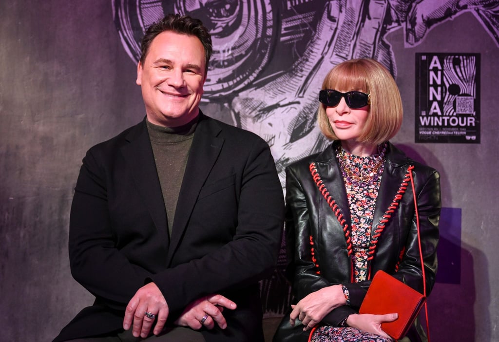 Modedesigner Guido Maria Kretschmer sitzt neben der Wachsfigur von Anna Wintour bei deren Präsentation im Madame Tussauds.