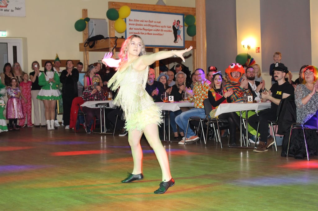 Mit viel Temperament präsentierte sich Tanzmariechen Enola Gehrmann. Ihr Auftritt war allerdings eine Homage an den Karneval in Rio mit heißen Rhythmen . 