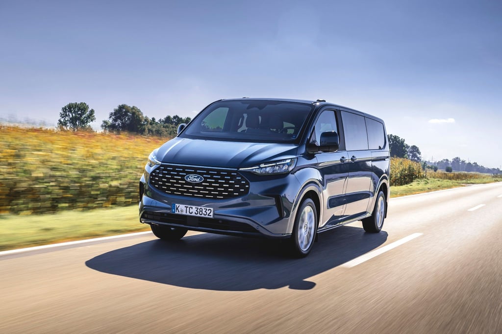 Der Bus kommt: Der Ford Tourneo Custom will sich als Alternative zu Modellen wie etwa Hyundai Staria, Mercedes V-Klasse oder eben dem VW Multivan anbieten.