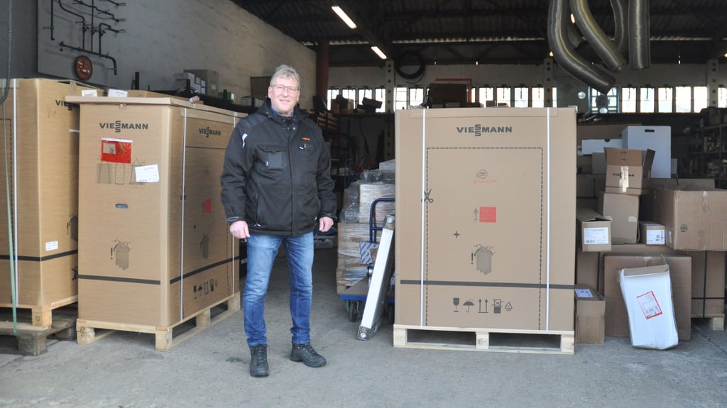 Mehr als ein Dutzend bestellter Heizungen hat Jens Meißner aus Halberstadt noch im Lager.