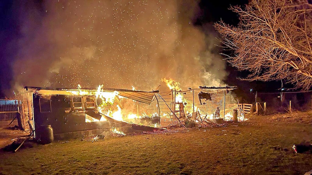 Trotz des Einsatzes von 50 Kameraden aus Jersleben, Samswegen, Meseberg und Wolmirstedt brannte das Objekt bis auf die Grundmauern nieder.