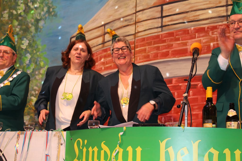 Frauenpower im Lindauer Elferrat. Mit Anette Ryter und Susanne Kauert sitzen in dieser Session zwei Frauen in der Männerriege auf der Bühne.