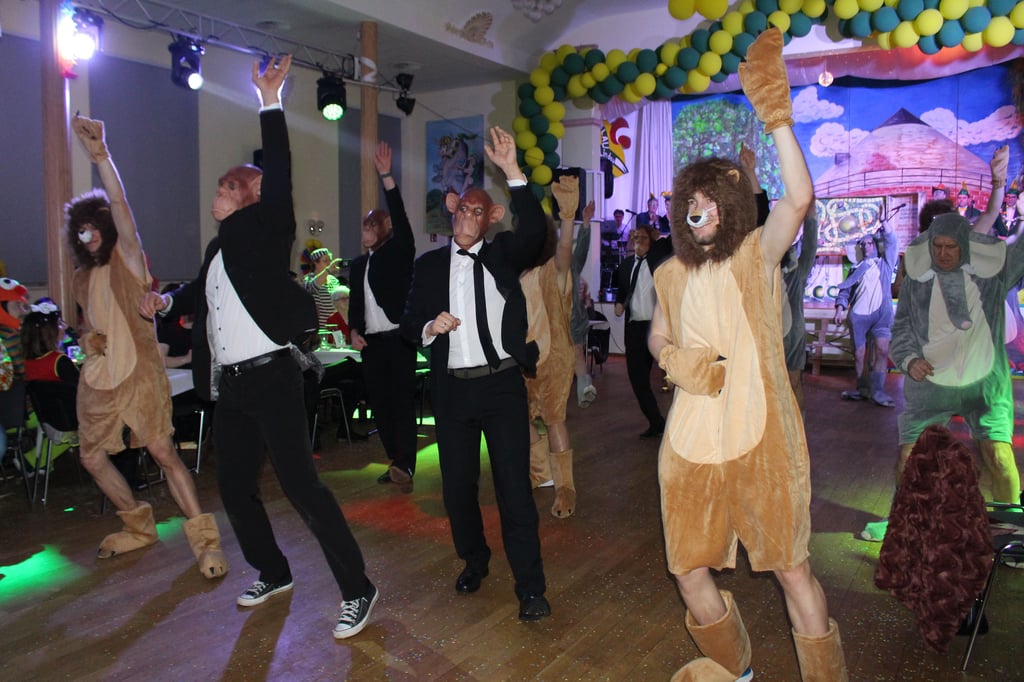 Was die Männer tanzen würden, war die große Überraschung im programm. Ihr Auftritt wurde wieder zum absoluten Höhepunkt des Abends. Der Saal wurde zum Dschungel für  wilde Tiere, wie Affen, Elefanten, Löwen.