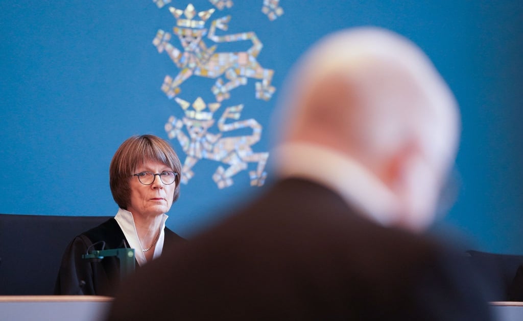 Die Vorsitzende Richterin am Landgericht Lübeck Helga von Lukowicz sitzt zu Beginn des Prozesses wegen schweren sexuellen Missbrauchs eines Kindes im Sitzungssaal.