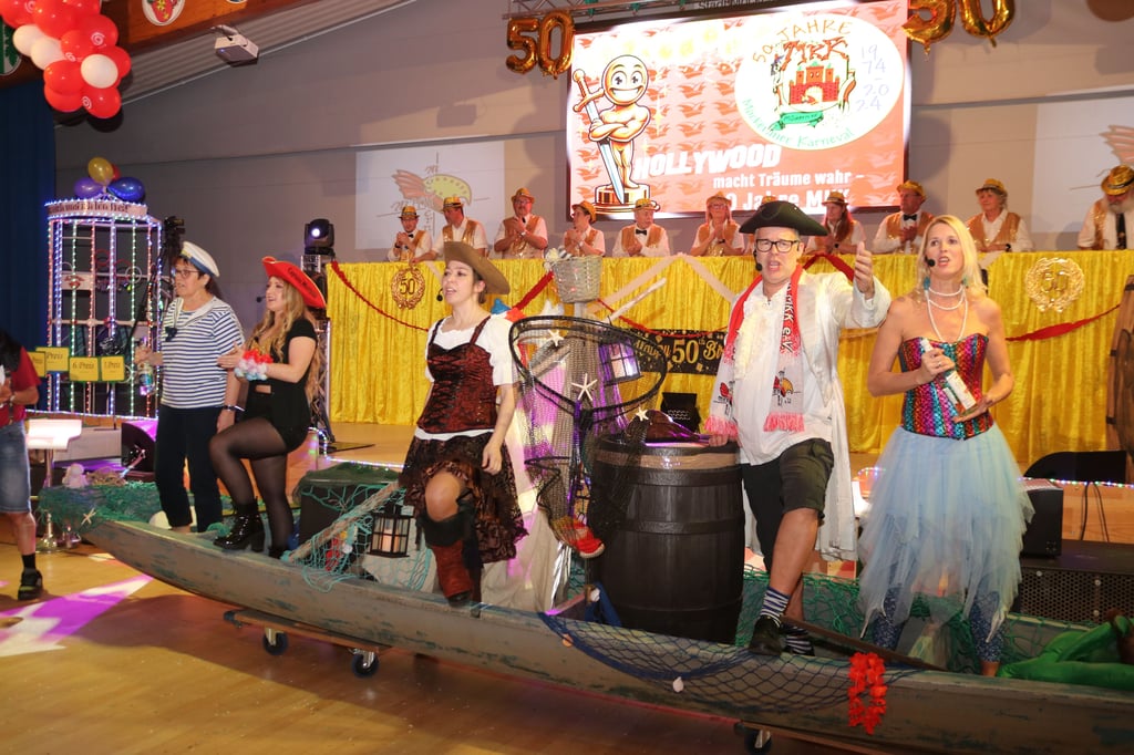 Es ist nicht schlimm, wenn alle in einem Boot sitzen, solange ein Fass Rum an Bord ist. Die MKK-Schlosssänger brachten zum 50. Geburtstag neue Stücke und das Beste aus den vergangenen Sessionen mit. Auf die Melodie von einem Boney-M.-Hit intonierten die Sänger auch „Die Legende vom Karneval“.