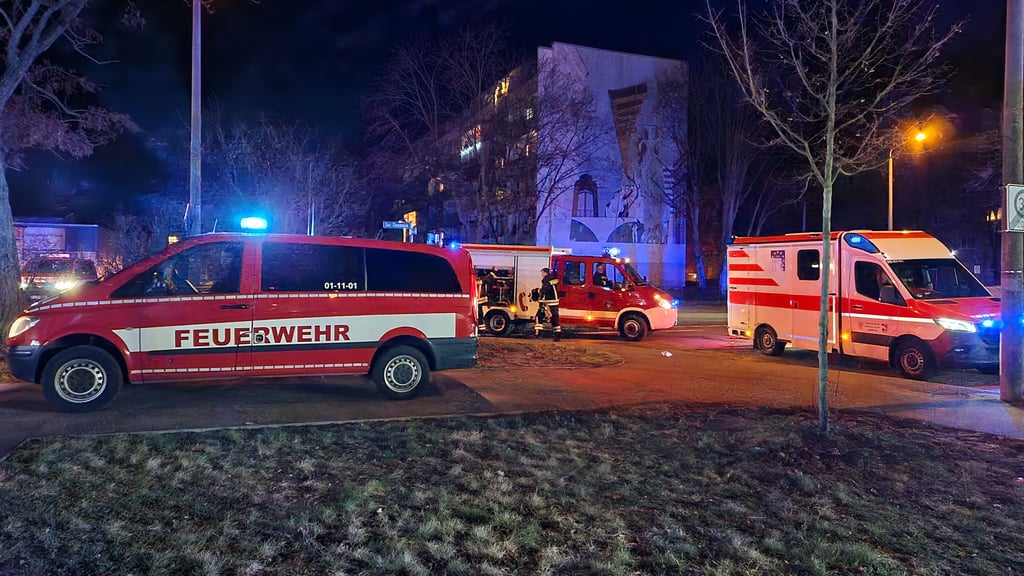 Feuerwehr und Rettungsdienst an der Einsatzstelle in der Muldestraße.