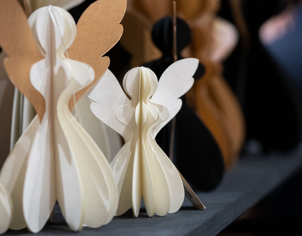 Nachhaltigkeit: Die Weihnachtsengel aus Papier und Pappe von Only Natural sind filigran und ressourcenschonend.