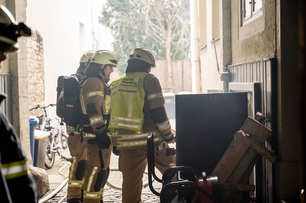 In der Naumburger Salzstraße kam es am Dienstag gegen Mittag zu einem Schwelbrand im Keller eines Hauses. Feuerwehr, Polizei und Rettungsdienst waren vor Ort.