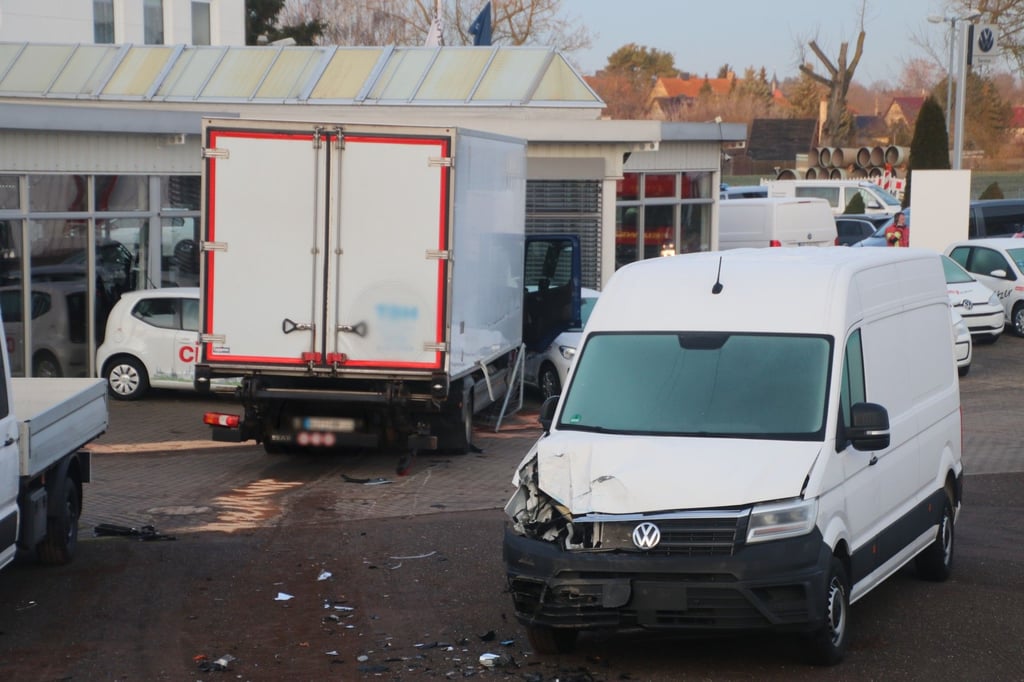 Der Lkw kam von der B80 ab und krachte am Dienstag in das VW Autohaus Bennstedt.