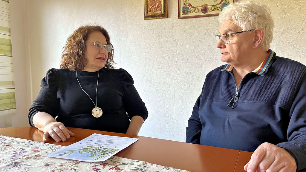 Faten Mukarker und Georg Kuropka trafen sich in Zscherndorf. Zuvor hatte die Aktivistin in Zörbig über das Leben in Palästina berichtet.