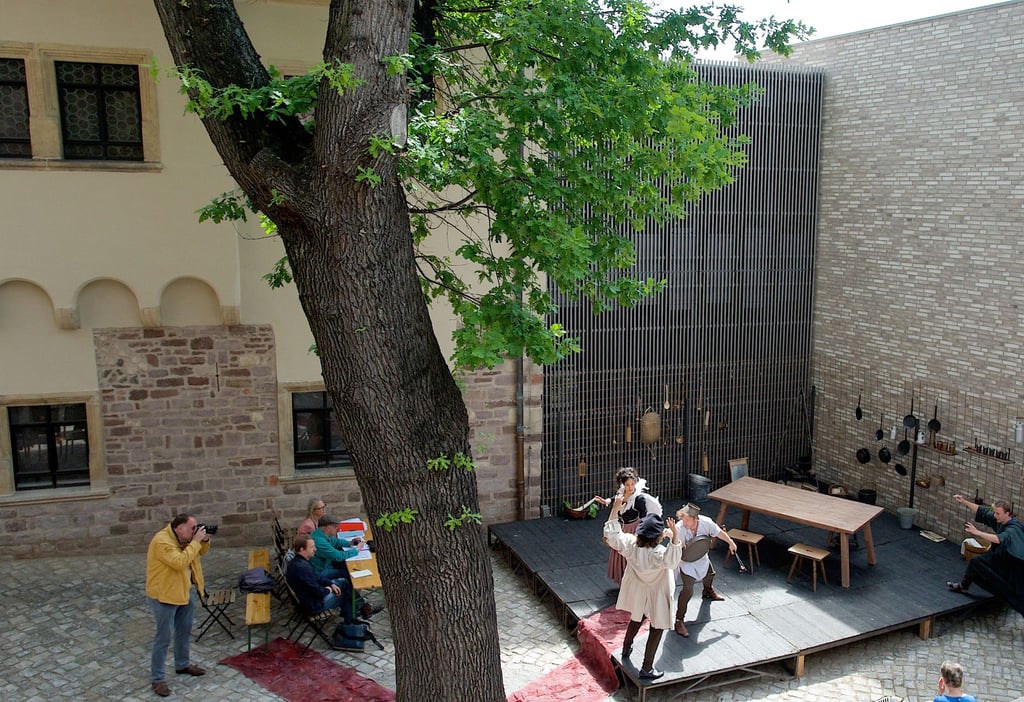 Im Innenhof des Museums Luthers Sterbehaus in Lutherstadt Eisleben (Sachsen-Anhalt) proben Schauspieler der Landesbühne Sachsen-Anhalt.