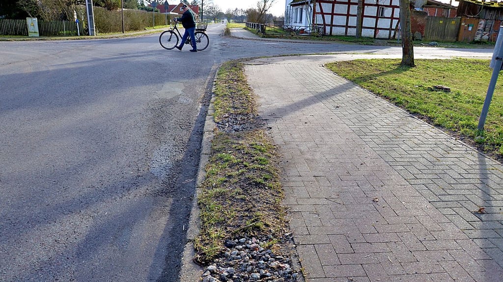 Kies befindet sich jetzt anstelle von Absperrpollern am Straßenrand im Salzwedeler Ortsteil Brewitz.