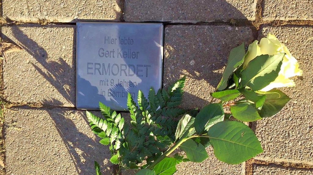 Eine weitere Stolperplatte erinnert nun in der Schloß Hoym Stiftung an die Opfer des Nationalsozialismus. Dieses Mal an den kleinen Gert.