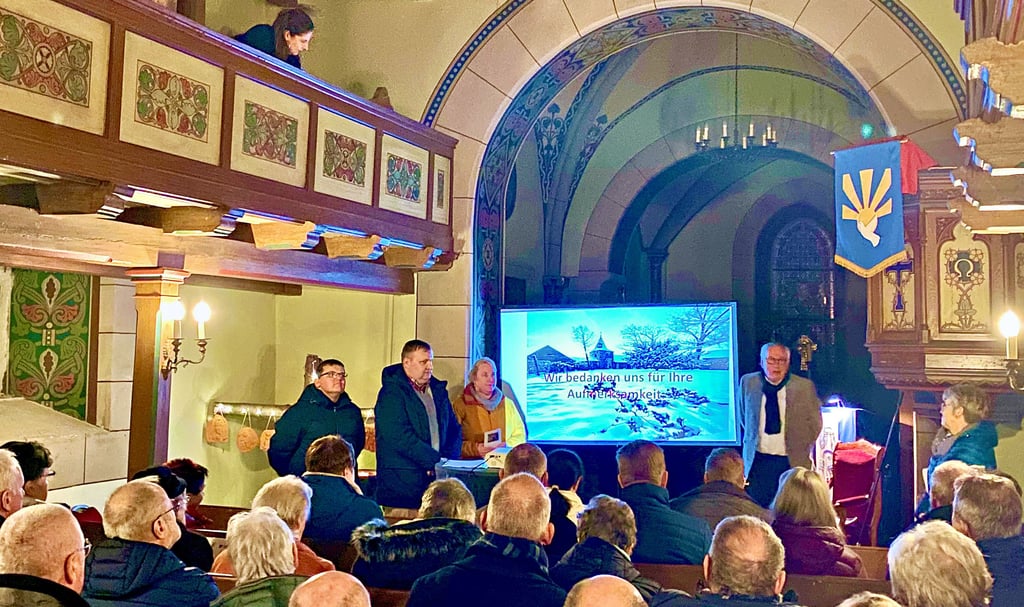 Es herrscht viel Interesse am Vortrag der Chronikgruppe in der Drohndorfer Kirche.