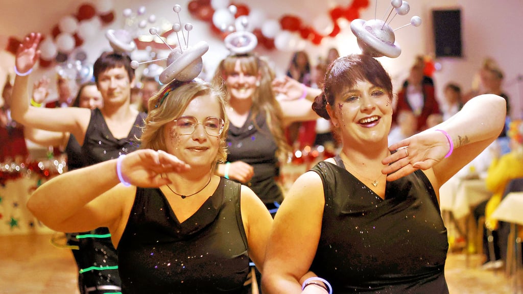 Das Frauenballett meistert in Friedrichsaue seinen effektvollen Auftritt mit Schwung und Eleganz.