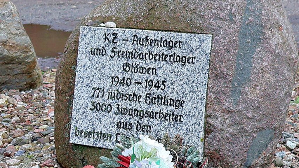 KZ-Außenlager Glöwen – Gedenkstein bei Nitzow. Die abgelegten, kleinen Steine bedeuten, dass Verstorbene nach jüdischem Brauch nicht vergessen sind.