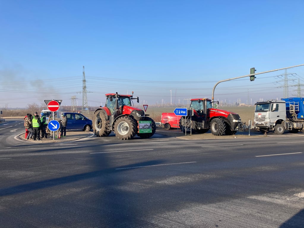 Landwirte und Kleinunternehmer blockieren die Auffahrt zur A38 bei Bad Lauchstädt bei einer der letzten Protestaktionen.