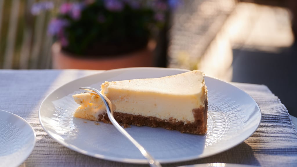 Ein Bewohner in Rendsburg erwischt einen Einbrecher dabei, wie er ein Stück Käsekuchen vernascht.