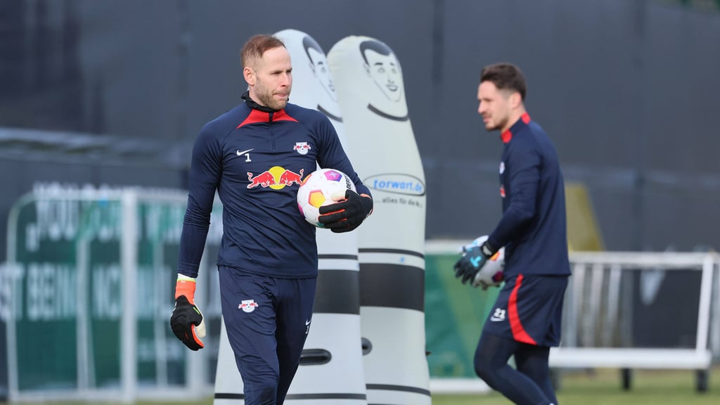 Harter Konkurrenzkampf: Pete Gulacsi gegen Janis Blaswich (von links).