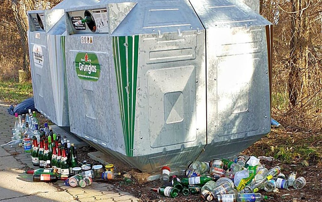 Nach wie vor sind Glascontainer-Kapazitäten zu knapp bemessen wie hier auch in Rathmannsdorf.