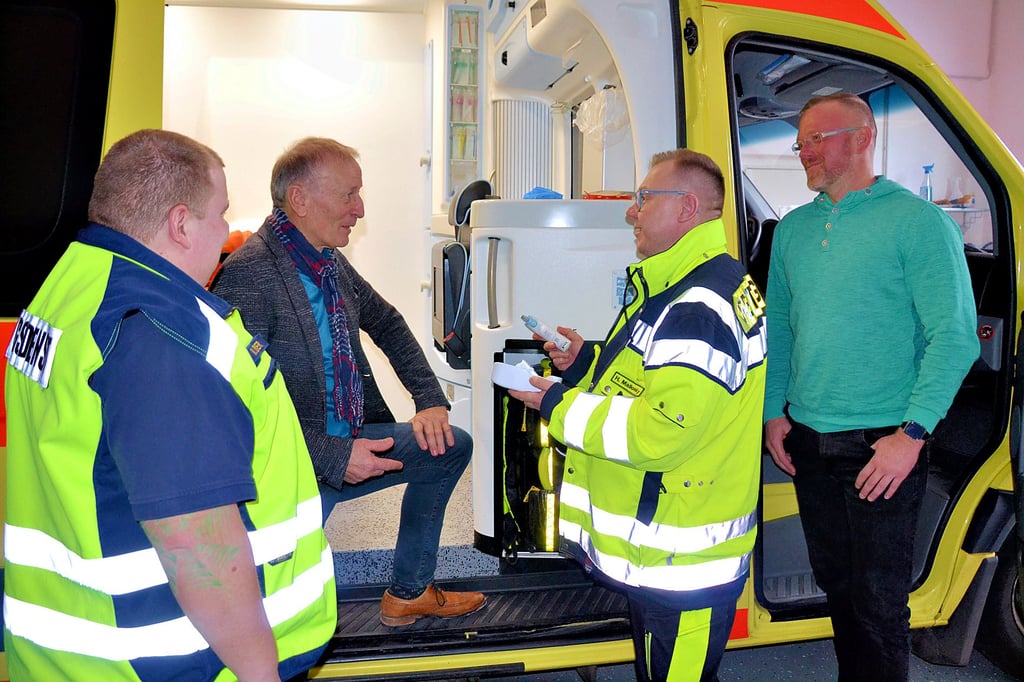 Rettungssanitäter Hendrik Malkowski (2.v.r.) und Notfallsanitäter Kevin Lieder (l.) sowie Geschäftsführer Günther (r.) zeigen Bürgermeister Methner die Ausstattung des Rettungswagens.