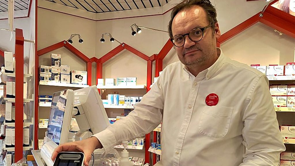 Christoph Schaefer, Apotheker in Stendal, kann mit diesem Terminal E-Rezepte einlesen.